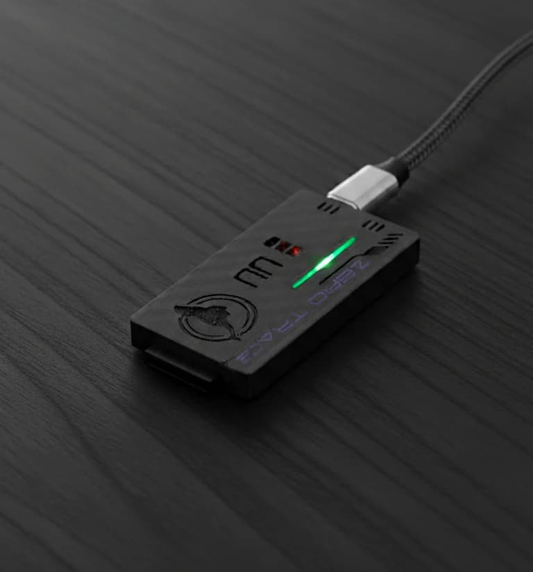 ZeroTrace Kit an einem USB-C-Kabel, Status-LED leuchtet