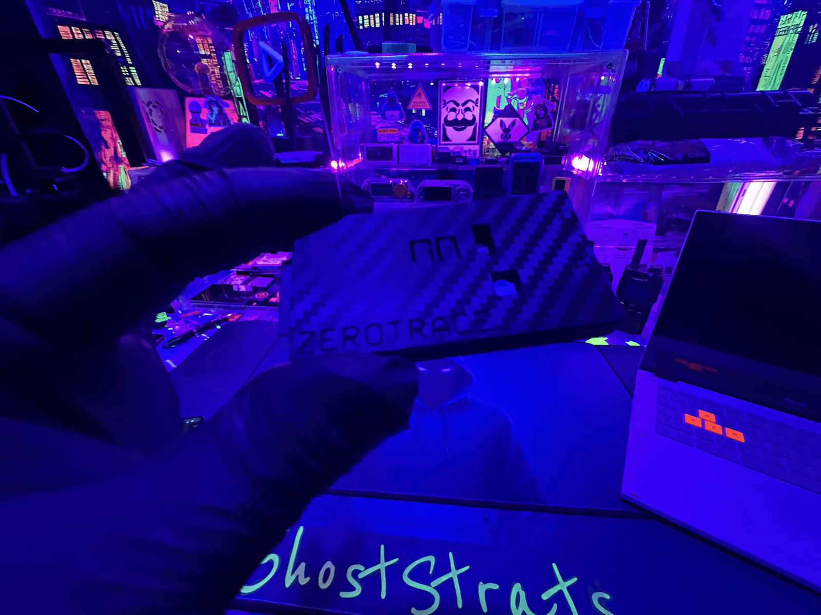 ZeroTrace Kit im Schreibtisch-Setup eines Kunden